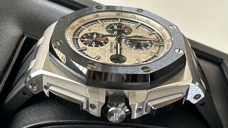 オーデマピゲ ロイヤルオークオフショア 26400S（高級時計）の商品画像 - 査定依頼日：2025年9月5日 - 最高査定価格：3,000,000円