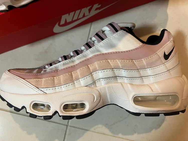 ナイキ　ウィメンズ　エアマックス95（古着・ファッション）の商品画像 - 査定依頼日：2022年7月30日