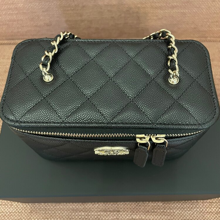 CHANEL 25P マトラッセ バニティバッグ キャビアスキン 黒（ブランドバッグ）の商品画像 - 査定依頼日：2025年4月13日 - 最高査定価格：400,000円
