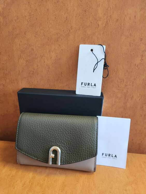 三つ折財布（ブランド財布・小物）の商品画像 - 査定依頼日：2025年2月16日 - 最高査定価格：3,000円