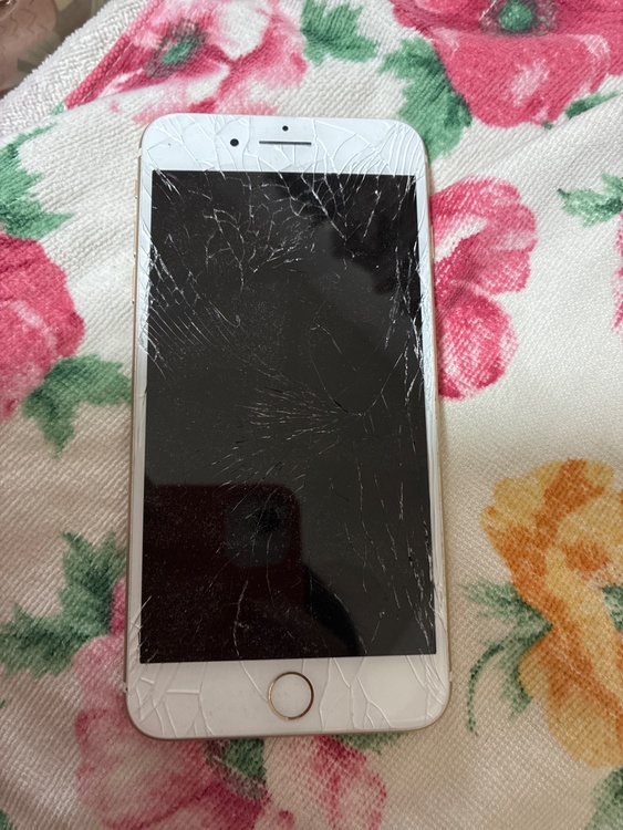 iPhone7plus ゴールド（スマホ）の商品画像 - 査定依頼日：2026年6月10日 - 最高査定価格：2,000円