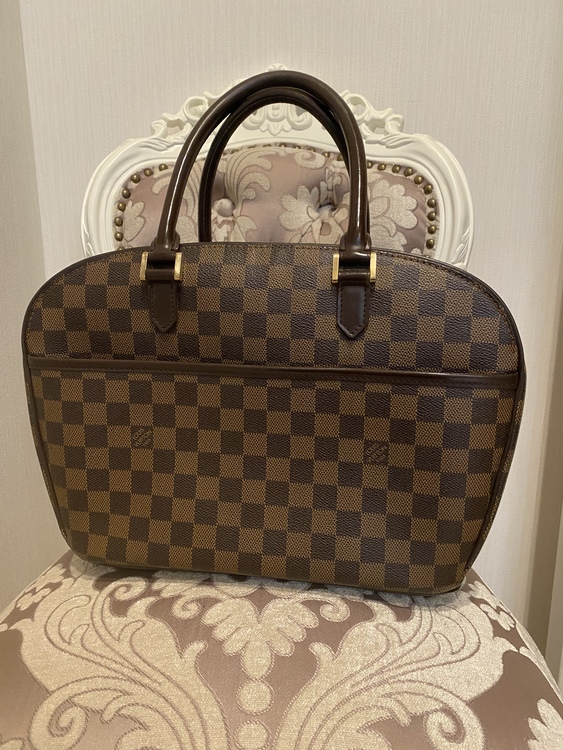 LOUIS VUITTON サリア・オリゾンタル ハンドバッグ ダミエ・エベヌ （ブランドバッグ）の商品画像 - 査定依頼日：2022年6月7日 - 最高査定価格：70,000円
