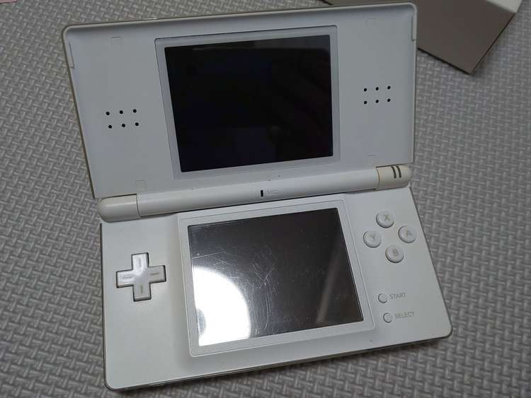 ファイナルファンタジーXⅡ レヴァナント・ウィング＋ニンテンドーDSLight（ゲーム機本体・ゲームソフト）の商品画像 - 査定依頼日：2023年4月15日 - 最高査定価格：3,000円