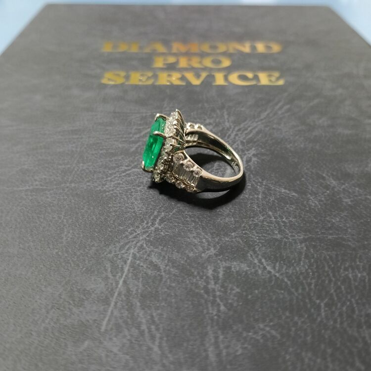 天然エメラルド　天然ダイアモンド　リング（宝石）の商品画像 - 査定依頼日：2025年11月30日 - 最高査定価格：600,000円