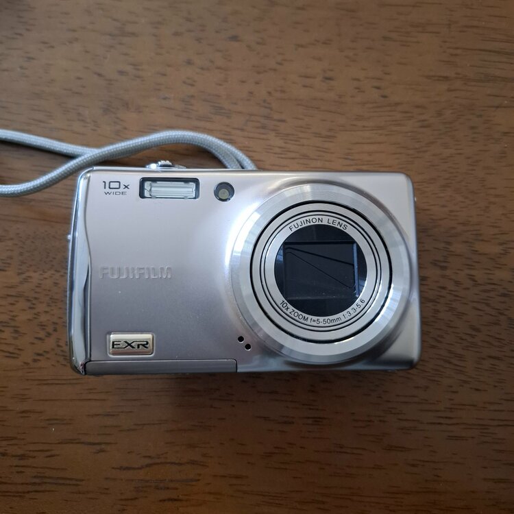 Fine Pix F80EXR（カメラ）の商品画像 - 査定依頼日：2026年4月17日 - 最高査定価格：6,100円