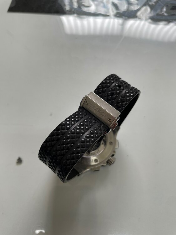 ビッグバン　黒文字盤（高級時計）の商品画像 - 査定依頼日：2025年1月17日 - 最高査定価格：750,000円