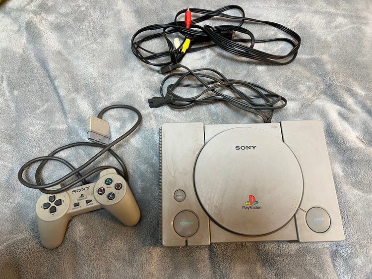 SONY PlayStation(モデルSCPH-7000)（ゲーム機本体・ゲームソフト）の商品画像 - 査定依頼日：2022年10月9日