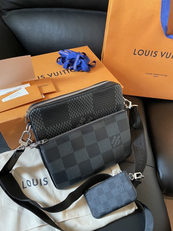 ルイヴィトンダミエグラフィットジャイアトトリオメッセンジャーＮ50017（ブランドバッグ）の商品画像 - 査定依頼日：2022年5月19日 - 最高査定価格：200,000円