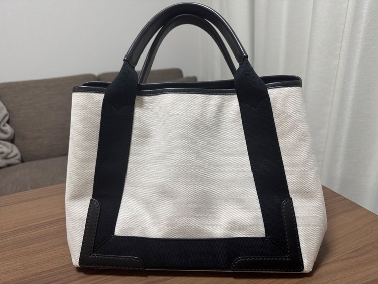 バレンシアトートバッグ カバ Sサイズ ホワイト レディース（ブランドバッグ）の商品画像 - 査定依頼日：2025年11月21日 - 最高査定価格：58,000円