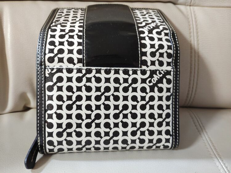 コーチ二つ折り財布（ブランド財布・小物）の商品画像 - 査定依頼日：2025年9月4日 - 最高査定価格：3,000円