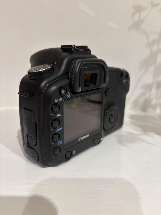 EOS 30D（カメラ）の商品画像 - 査定依頼日：2026年4月10日 - 最高査定価格：14,100円