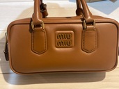 ミュウミュウ  （ブランドバッグ）の商品画像 - 査定依頼日：2025年6月30日 - 最高査定価格：220,000円