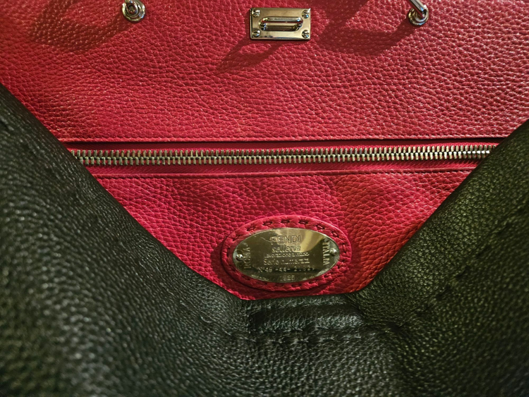 フェンディ ピーカブー大 セレリア黒赤 メンズハンドバッグ ビジネスバッグ 極美（ブランドバッグ）の商品画像 - 査定依頼日：2025年8月21日 - 最高査定価格：100,000円