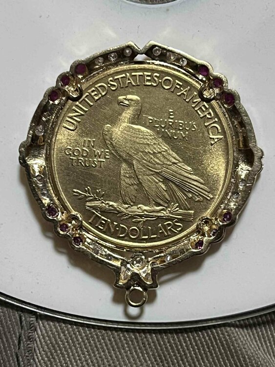 1913年 アメリカ インディアンヘッド 10ドル金貨 K18枠 ペンダントトップ（天然ダイヤモンド24石・天然ルビー12石付 / 総重量23.08g）（金・貴金属）の商品画像 - 査定依頼日：2026年9月28日 - 最高査定価格：473,000円