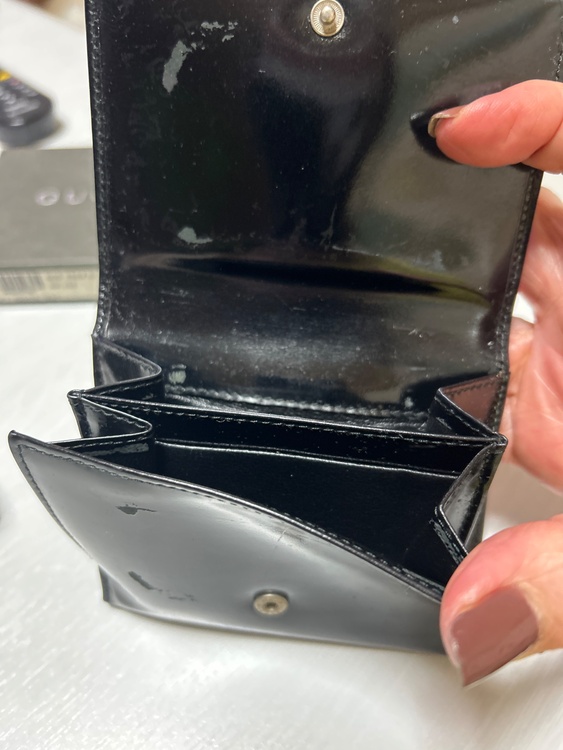 グッチ財布黒エナメル（ブランド財布・小物）の商品画像 - 査定依頼日：2026年9月6日 - 最高査定価格：7,000円