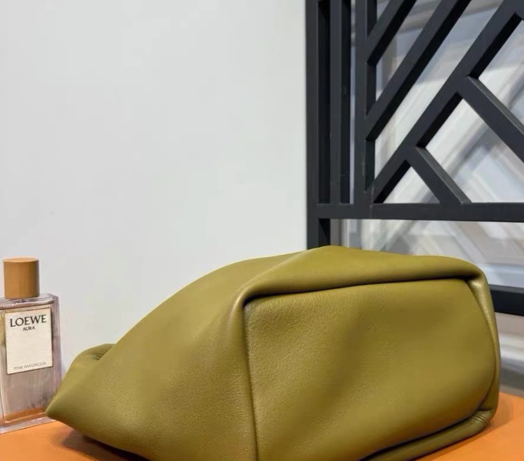 loewe squeezeバッグ スモール（ブランドバッグ）の商品画像 - 査定依頼日：2025年11月19日 - 最高査定価格：240,000円