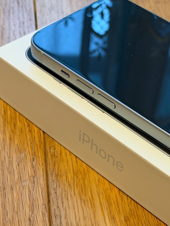 iPhone 15 128GB docomo（スマホ）の商品画像 - 査定依頼日：2026年3月31日 - 最高査定価格：66,000円