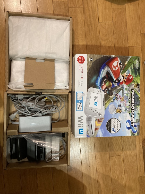 WiiU本体 マリオカート8セット shiro（ゲーム機本体・ゲームソフト）の商品画像 - 査定依頼日：2022年4月29日 - 最高査定価格：3,140円