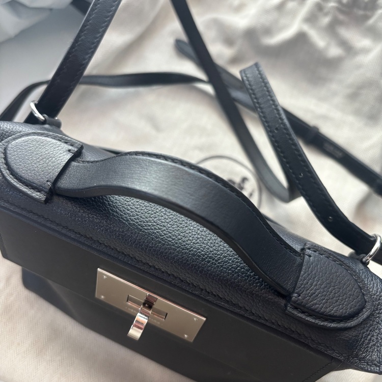 ヴァンキャトルミニ（ブランドバッグ）の商品画像 - 査定依頼日：2026年1月20日 - 最高査定価格：1,330,000円