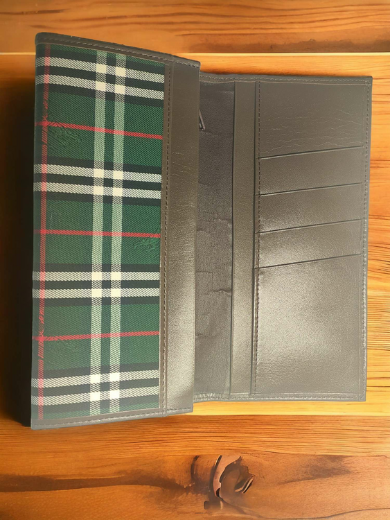 バーバリー ノバチェック柄 2つ折り 長財布 グリーン（ブランド財布・小物）の商品画像 - 査定依頼日：2025年3月20日 - 最高査定価格：100,000円