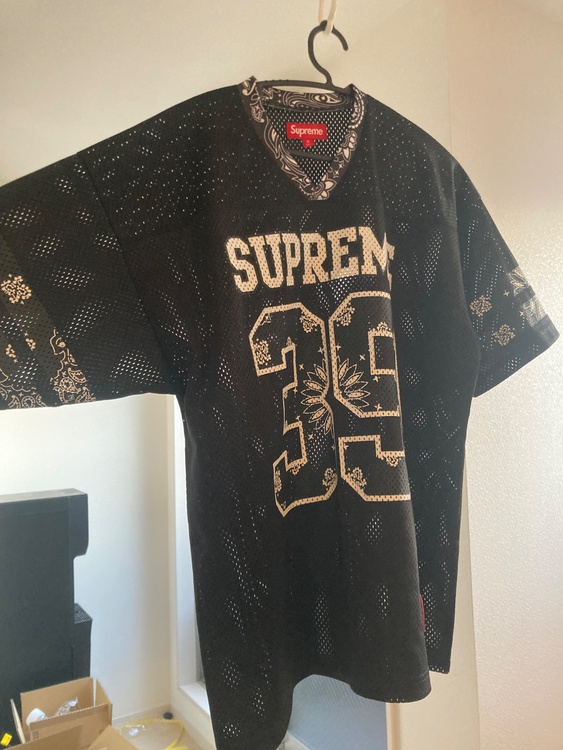Supreme Bandana Football Jersey "Black"（古着・ファッション）の商品画像 - 査定依頼日：2026年3月1日 - 最高査定価格：100,000円