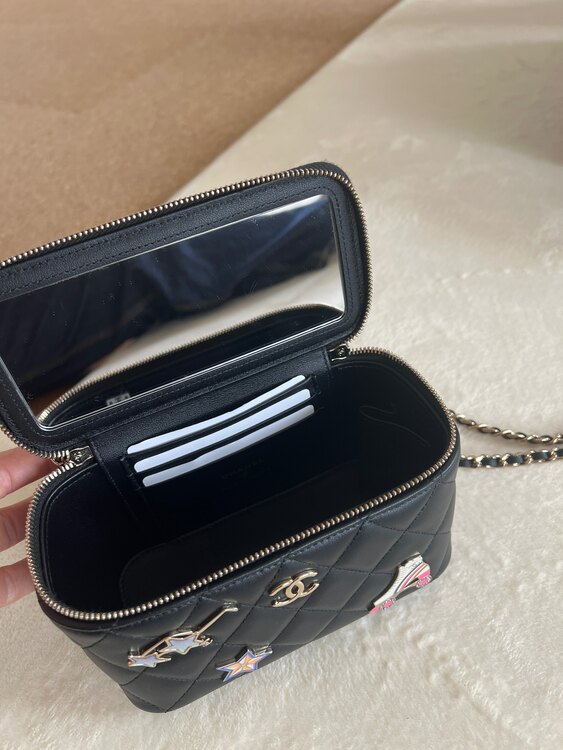 ヴァニティバッグ2023年クルーズコレクション（ブランドバッグ）の商品画像 - 査定依頼日：2025年4月23日 - 最高査定価格：400,000円