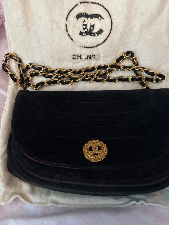 半月形のベロア製　金鎖の肩掛け（ブランド財布・小物）の商品画像 - 査定依頼日：2025年2月11日 - 最高査定価格：60,000円