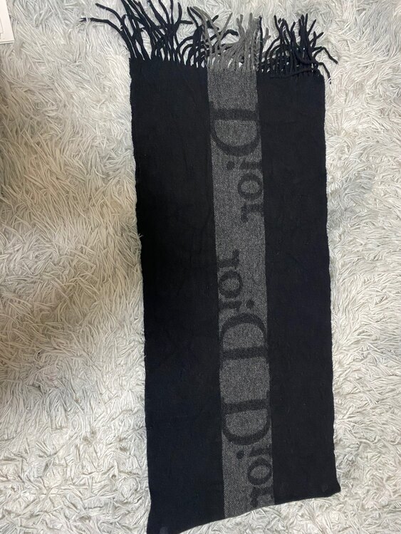 Dior マフラー（古着・ファッション）の商品画像 - 査定依頼日：2025年2月3日 - 最高査定価格：5,000円