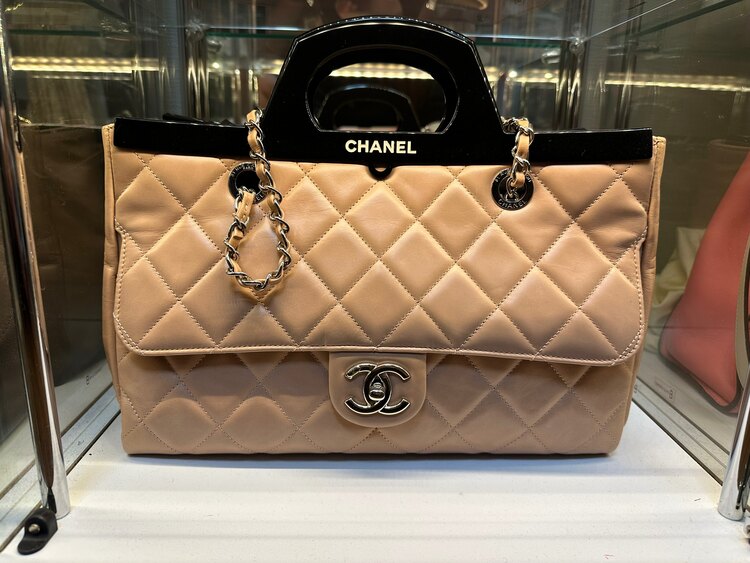 ccハンドルトート（ブランドバッグ）の商品画像 - 査定依頼日：2025年4月10日 - 最高査定価格：250,000円