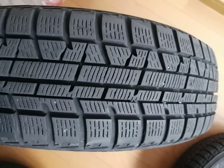 アルミホイール付きスタッドレスタイヤ（カー用品）の商品画像 - 査定依頼日：2025年10月15日 - 最高査定価格：6,000円