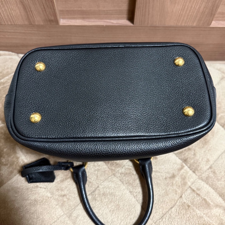 型番：1BA411 素材：VITELLO PHENIX（ヴィッテロ・フェニックス） カラー：NERO（ブラック） サイズ表記：TU 商品コード：1BA411 2EBK F0002（ブランドバッグ）の商品画像 - 査定依頼日：2026年9月27日 - 最高査定価格：100,000円