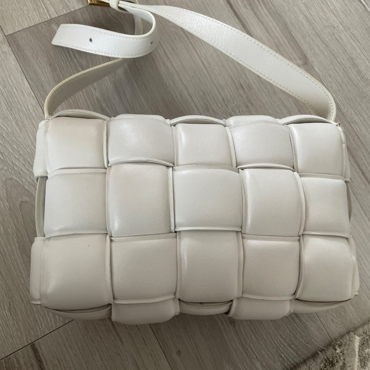 パデッドカセット（ブランドバッグ）の商品画像 - 査定依頼日：2025年8月21日 - 最高査定価格：130,000円