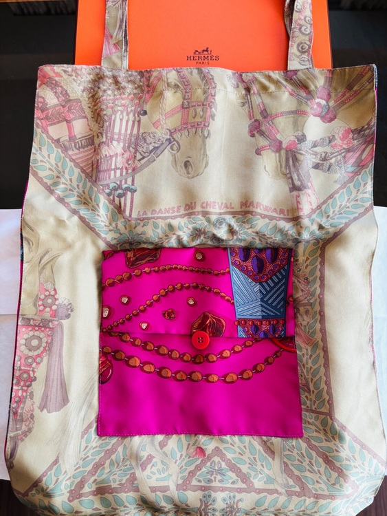 エルメス、マキシ・ツイリー・カット（ブランドバッグ）の商品画像 - 査定依頼日：2025年8月3日 - 最高査定価格：63,000円