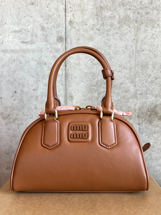 5BB191 miumiuレザーバッグ（ブランドバッグ）の商品画像 - 査定依頼日：2026年10月4日 - 最高査定価格：180,000円