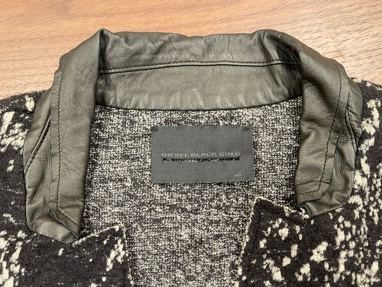 ディーゼルブラックゴールドジャケット（古着・ファッション）の商品画像 - 査定依頼日：2024年12月12日 - 最高査定価格：500円