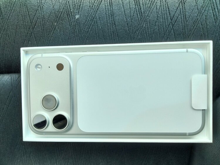 iPhone 17 Pro Max 256GB Softbank（スマホ）の商品画像 - 査定依頼日：2026年3月18日 - 最高査定価格：166,000円