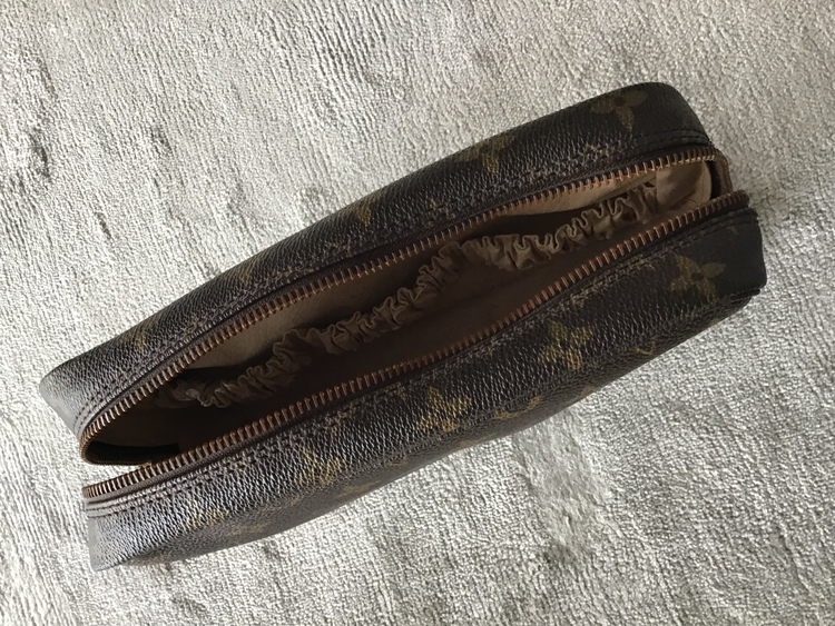 化粧ポーチ（ブランドバッグ）の商品画像 - 査定依頼日：2022年5月7日 - 最高査定価格：15,000円