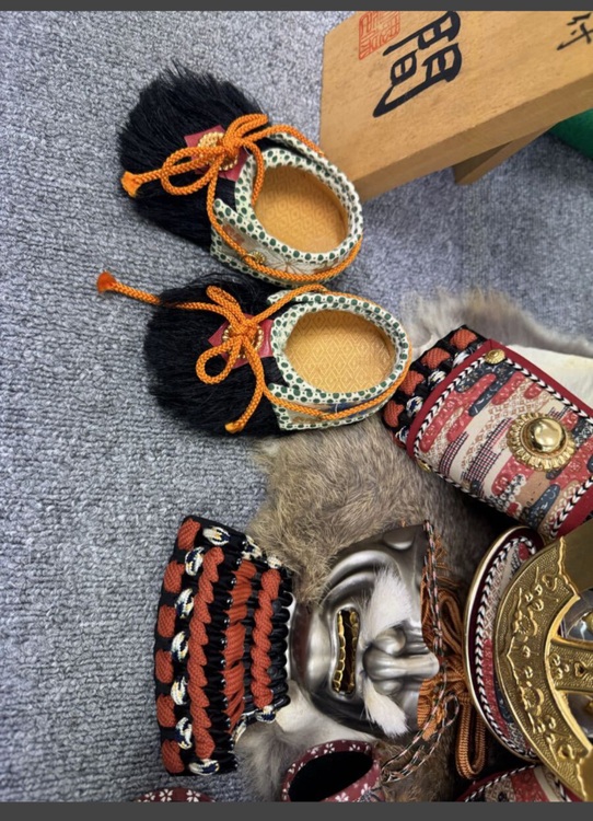 忠保作 浅間 五月人形 兜飾り 黄金造り 鞍馬 甲冑 鎧飾り（美術品・骨董品）の商品画像 - 査定依頼日：2025年10月7日 - 最高査定価格：3,000円