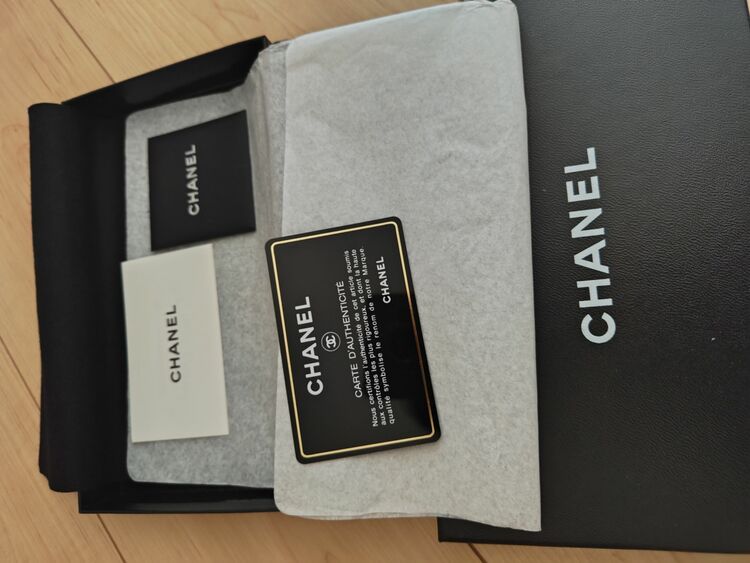 シャネル　ココボタンつ折り財布（ブランド財布・小物）の商品画像 - 査定依頼日：2025年8月28日 - 最高査定価格：10,000円