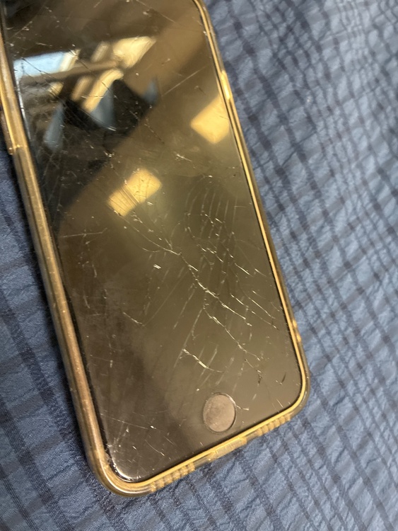 iPhone iPhone SE (第 3 世代) 64GB au（スマホ）の商品画像 - 査定依頼日：2026年7月7日 - 最高査定価格：14,000円
