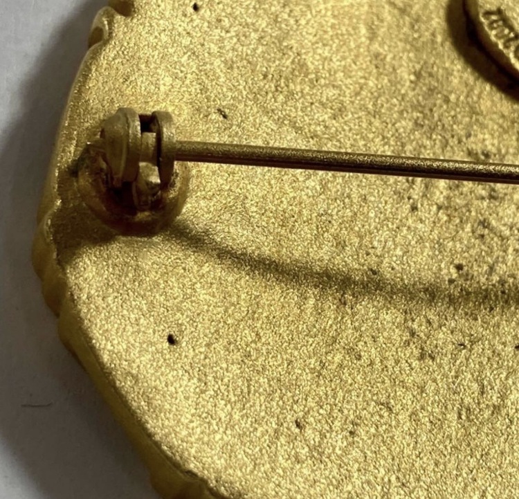 猫の頭のブローチ ジャンコクトー金メッキ 　サイン入り（美術品・骨董品）の商品画像 - 査定依頼日：2026年5月15日 - 最高査定価格：100,000円