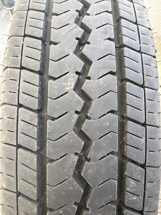 タイヤのみ4本（カー用品）の商品画像 - 査定依頼日：2026年4月22日 - 最高査定価格：5,000円