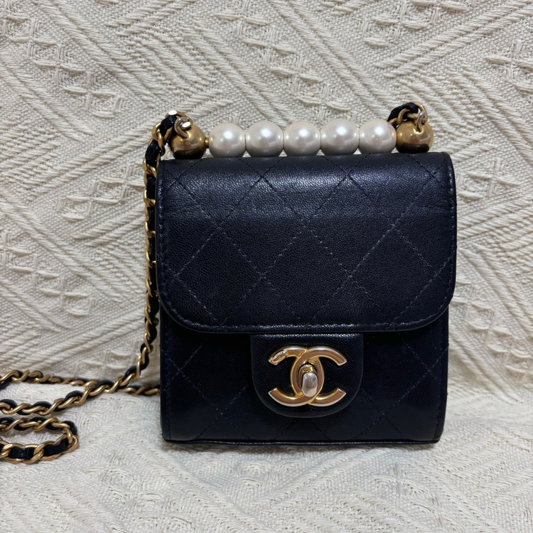 マトラッセパール ブラックラムスキン レディース ショルダーバッグ 付属品なし（ブランドバッグ）の商品画像 - 査定依頼日：2025年6月27日 - 最高査定価格：250,000円