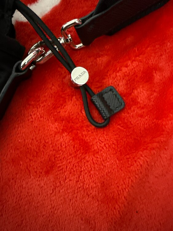 Re-Nylon スマートフォンケース（ブランドバッグ）の商品画像 - 査定依頼日：2025年3月17日 - 最高査定価格：100,000円