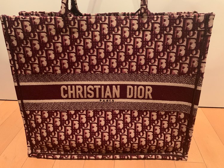 ブックトート　ディオールオブリークエンブロイダリー（ブランドバッグ）の商品画像 - 査定依頼日：2023年1月17日 - 最高査定価格：230,000円
