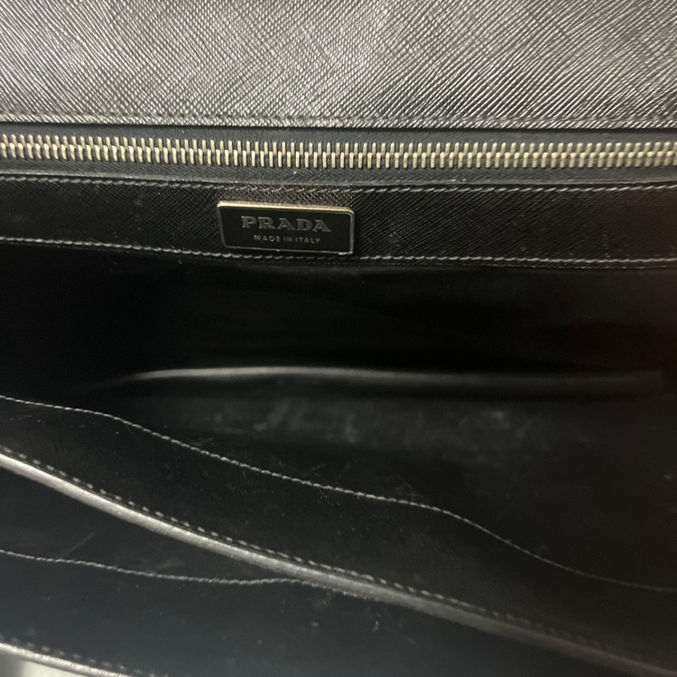プラダ　サフィアーノ　ブリーフケース（ブランドバッグ）の商品画像 - 査定依頼日：2025年7月24日 - 最高査定価格：30,000円