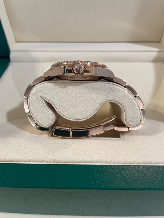 ロレックス GMTマスター 126715CHNr（高級時計）の商品画像 - 査定依頼日：2025年8月27日 - 最高査定価格：5,320,000円