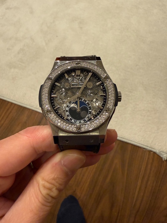 ウブロ クラシックフュージョン ウブロ クラシック・フュージョン アエロ・フュージョン ムーンフェイズ チタニウム ダイヤモンド（高級時計）の商品画像 - 査定依頼日：2025年8月7日 - 最高査定価格：1,800,000円