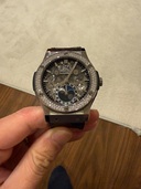 ウブロ クラシックフュージョン ウブロ クラシック・フュージョン アエロ・フュージョン ムーンフェイズ チタニウム ダイヤモンド（高級時計）の商品画像 - 査定依頼日：2025年8月7日 - 最高査定価格：1,800,000円