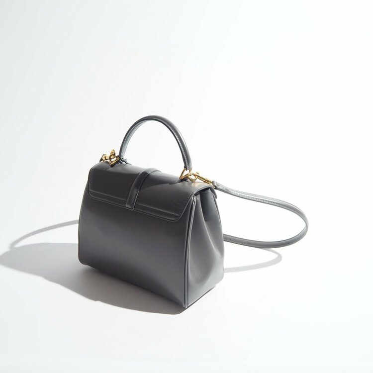 CELINE セリーヌ スモール 16（セーズ） バッグ サチネイテッドカーフスキングレー（ブランドバッグ）の商品画像 - 査定依頼日：2026年8月9日 - 最高査定価格：180,000円